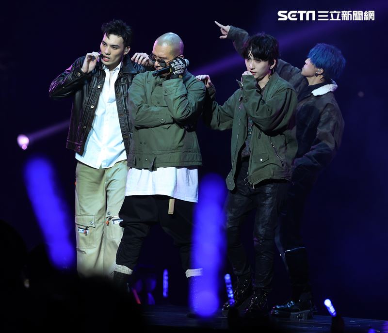 五堅情Moon Landing月面著陸演唱會，具俊曄驚喜現身小巨蛋，合體五堅情　。（記者邱榮吉/攝影）