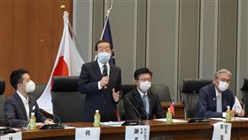 台海緊張升高  謝長廷：台日國會議員交流很重要台日國會議員8日在日本國會大廈交流。駐日代表謝長廷（左2）說，目前台海緊張升高，共享自由、人權等價值觀的人與人的交流，尤其是代議士間的交流重要。中央社記者楊明珠東京攝  111年8月8日