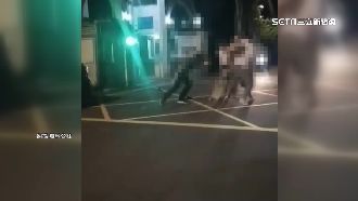 2車「爭道」互按喇叭　當街大打出手