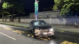 女撞步訓部牆又失控撞路燈　昏迷送醫