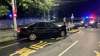 詭異！撞牆又倒車撞路燈　肇事原因曝
