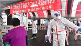 新北市長侯友宜視察板橋江翠大型篩檢站。(圖/新北衛生局提供)