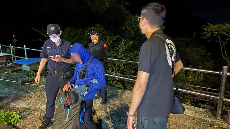 飛行傘迫降山區！他聽跑山獸建議獲救