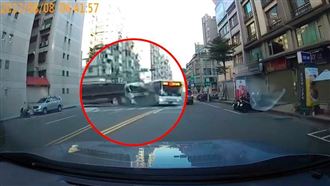 新竹拖板車撞公車　「直擊視角」曝光