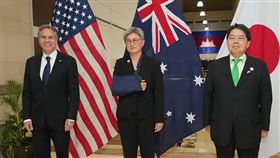 美國國務卿布林肯（左）、澳洲外交部長黃英賢（中）與日本外務大臣林芳正（右）5日召開戰略對話。（圖／翻攝自facebook.com/Mofa.Japan）
