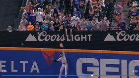 ▲阿莫拉（Albert Almora Jr.）沒收前隊友林多（Francisco Lindor）全壘打。（圖／翻攝自MLB官網）