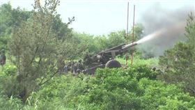 國軍屏東155榴彈砲實彈射擊。