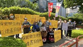 樂生自救會與樂青等相關聲援者，今日早上在衛生福利部陳抗。（圖／記者簡浩正攝影）