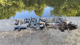 槍（圖／翻攝自Emelie White臉書）