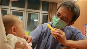 因應新冠肺炎病毒與腸病毒清消環境，黃禹銘醫師建議家長考慮用漂白水，發揮更全面的防護作用。（圖／台中慈院提供）

