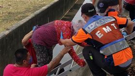 台南,助步車,婦人,大排,行動不便,呼救