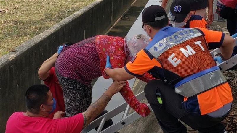 助步車慘摔大排　台南嬤受困絕望呼救