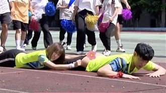 連晨翔華八被脫褲子　當眾露屁股糗爆