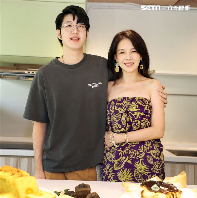 林美貞出道30年兒子送上親吻祝福。（記者邱榮吉/攝影）