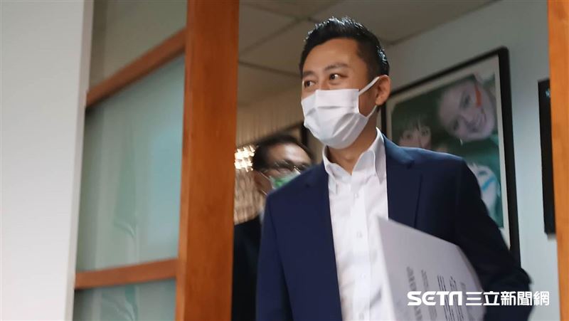 余正煌進法院自訴對決林智堅　法界：高招