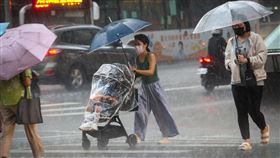北市午後下大雨（1）台北市19日白天高溫炎熱，午後中山區下起大雷雨，民眾撐傘快步過馬路。中央社記者王騰毅攝  111年7月19日