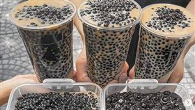 有網友在臉書爆廢公社貼出一張三杯塞滿珍珠的珍奶照，並寫道，「當你的朋友是店員時」。（圖／翻攝自爆廢公社）