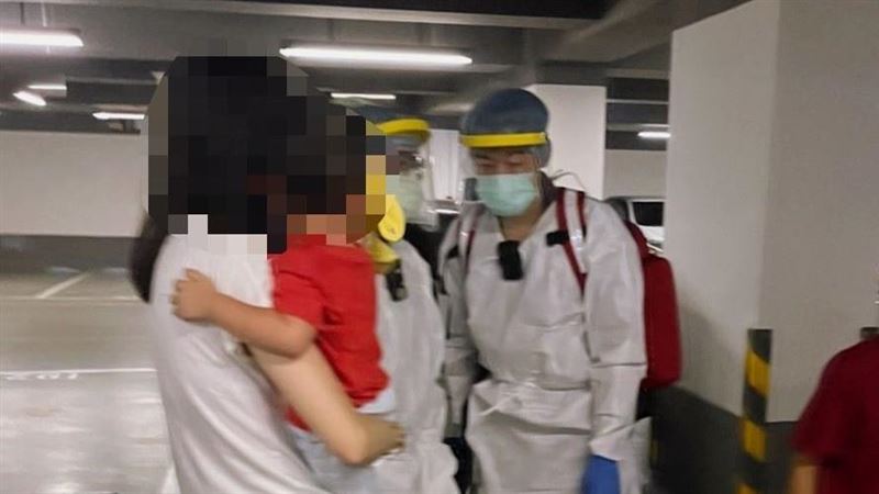兒被反鎖車內！　勇警破窗救人