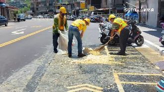 獨／貨車轉彎落蛋　2千顆蛋洗街頭