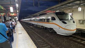 台鐵台北到台東到瑞穗時冒煙靠站（圖／民眾提供）