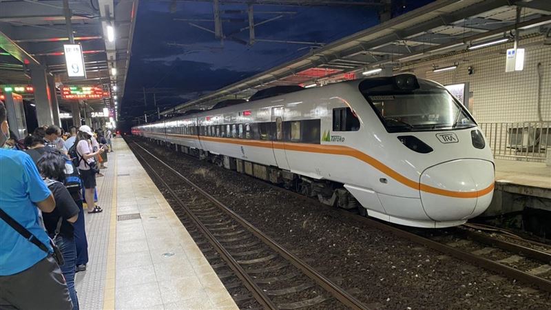 太魯閣號冒煙靠站　旅客下車塞滿月台