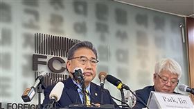 談裴洛西訪台計畫 韓外長：維持台海穩定相當重要朴振（左）27日下午應邀於首爾出席韓國外媒記者協會座談會。中央社記者廖禹揚首爾攝 111年7月27日