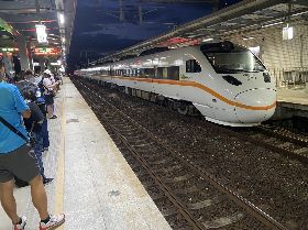 太魯閣號半途冒黑煙  停靠花蓮瑞穗待