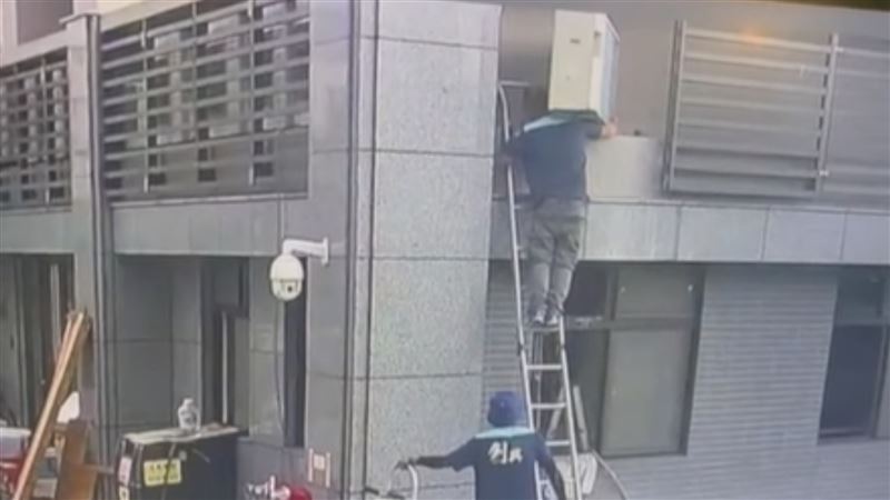 扛壓縮機爬2樓慘摔　網：白做還得賠