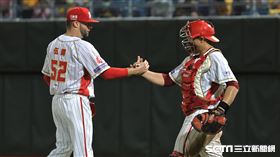 ▲味全龍終結者伍鐸和捕手蔣少宏慶祝勝利。（圖／記者劉彥池攝影）