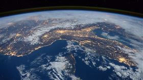 外太空,地球(圖/Pixabay)