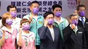 林佳龍：陳建仁將任競選團隊榮譽主委民進黨新北市長參選人林佳龍（前右2）9日晚間表示，新北競選團隊徵得前副總統陳建仁（前右）同意，邀請他擔任榮譽主任委員，可作為雙北聯合競選最佳整合者。中央社記者王鴻國攝  111年8月9日