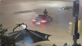 南韓,首爾,暴雨,地鐵,災情,天災,西裝,淹水https://twitter.com/lora5102/status/1556645092080857091/photo/2