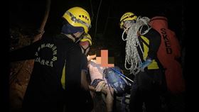 苗栗泰安虎山，登山客沒水沒電沒食物，救援 (圖／翻攝自苗栗縣消防局第五救護大隊)