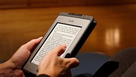 中國對台灣虎視眈眈，不僅體現在近日多次的軍演上，「認知作戰」也滲透入一般民眾生活中，近日國際電商平台亞馬遜的電子書kindle上就發現大量的劣質書籍，其內容皆是有關美中台3方關係，且明顯偏頗中國立場。（示意圖／翻攝自Pixabay）