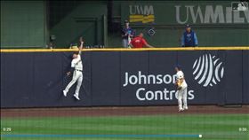 ▲釀酒人中外野手泰勒（Tyrone Taylor）沒收全壘打。（圖／翻攝自MLB官網）