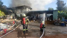 金門彈藥工程公司起火　軍方緊急救援（圖／名城有線電視提供）