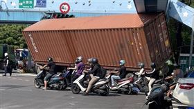 貨櫃,天橋,（圖／翻攝畫面）