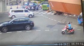 貨櫃,天橋,（圖／翻攝畫面