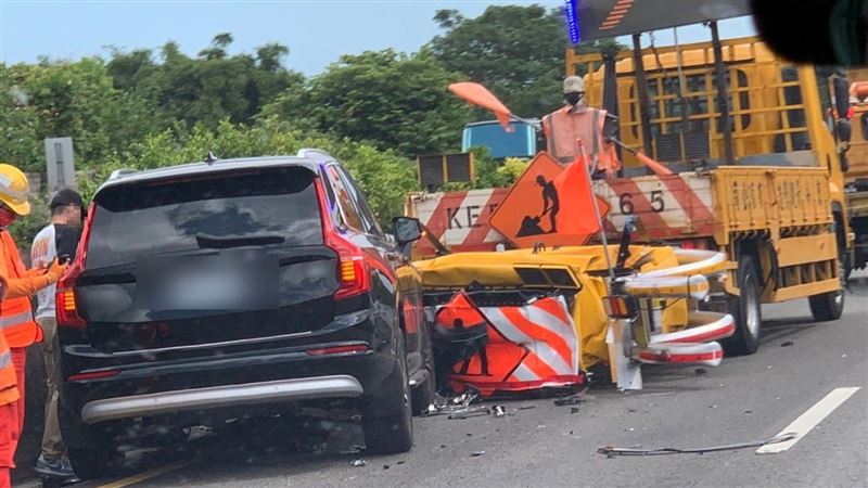 又是自駕惹禍？休旅車直撞工程車2傷