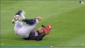 ▲希曼尼茲（Andres Gimenez）撲接懶驢打滾傳出刺殺。（圖／翻攝自MLB官網）