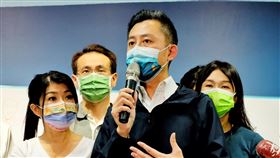 林智堅受訪回應台大論文案民進黨桃園市長參選人林智堅（前右）10日表示，他的論文品質也許不夠好，他覺得這是可被檢視、批評的，但台大學倫會應該就他提供的人證、事證還有已公證的資料調查，不是在他的論文內尋找瑕疵。中央社記者吳睿騏桃園攝  111年8月10日