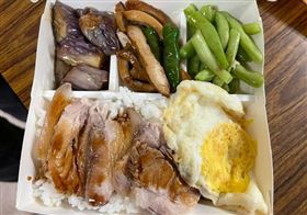 自助餐3菜1蛋1肉225＝白飯55(圖/翻攝自爆料公社)