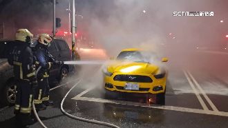 跑車引擎蓋起火　網友驚呼「烈焰馬」