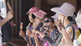 大暑報到　民眾吃冰消暑農曆24節氣中的「大暑」到來，23日全台各地天氣高溫炎熱。適逢週末假日，出遊民眾不少，台北市北投區有遊客戴著遮陽帽、墨鏡等防曬配備，大啖冰棒消暑氣。中央社記者徐肇昌攝  111年7月23日