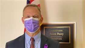 美國共和黨籍聯邦眾議員裴利9日表示，聯邦調查局（FBI）探員已查扣他的手機。（圖／翻攝自twitter.com/repscottperry）
