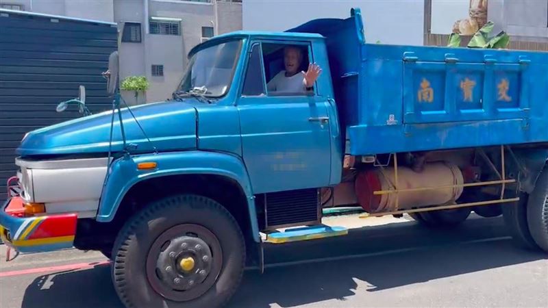 42年UD卡車現身街頭　網嗨：帥爆