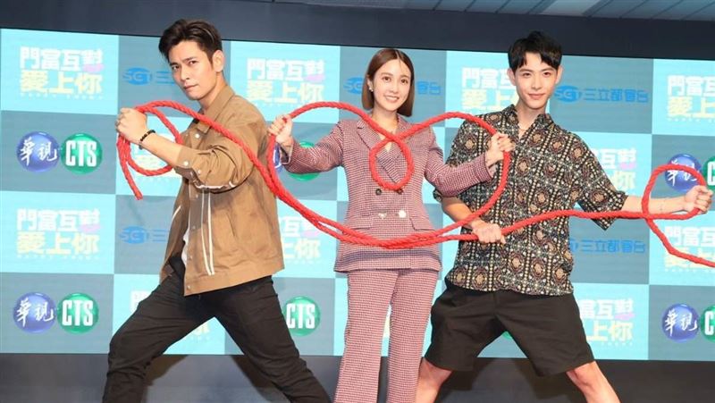 晨翔屁股高清露出　下體遭橡皮筋彈射