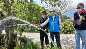 花蓮赤科山接通3水管暫解水荒（1）花蓮賞花景點赤科山7月一度面臨用水枯竭危機，玉里鎮代理鎮長江東成（中）日前到場視察，當地雖已施作簡易自來水工程，卻未完備，鎮公所近日派員接通3條水管，供山區民眾取水使用。（玉里鎮公所提供）中央社記者李先鳳傳真 111年8月10日