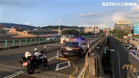台北市民權大橋驚傳機車騎士墜橋事件。（圖／翻攝畫面）