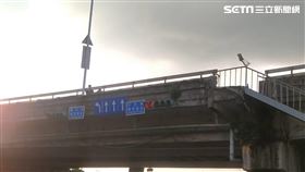 台北市民權大橋驚傳機車騎士墜橋事件。（圖／翻攝畫面）